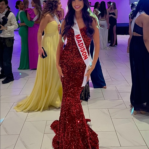 Stunning Portia and Scarlett red gown ideal for Prom or wedding - Picture 2 of 3